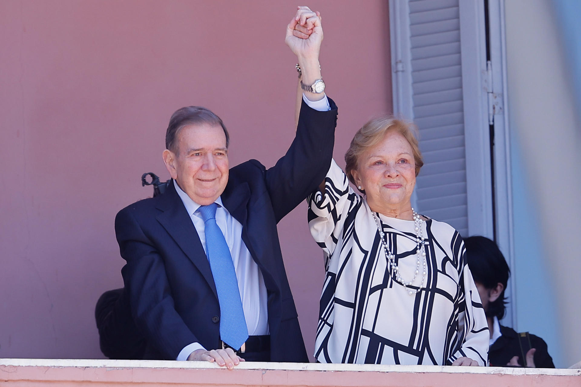 El líder opositor venezolano Edmundo González Urrutia (i) saluda junto a su esposa Mercedes López este sábado, desde un balcón de la Casa Rosada en Buenos Aires (Argentina). EFE/ Juan Ignacio Roncoroni
