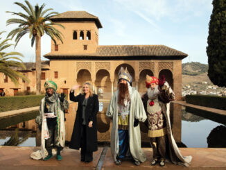 Sus majestades Los Reyes Magos de Oriente junto a la alcaldesa de Granada, Marifran Carazo (2i), visitan por primera vez la Alhambra antes de participar en la cabalgata de Granada. EFE/Pepe Torres