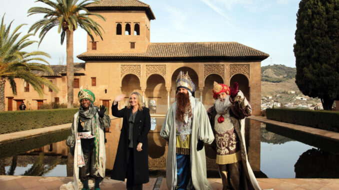 Sus majestades Los Reyes Magos de Oriente junto a la alcaldesa de Granada, Marifran Carazo (2i), visitan por primera vez la Alhambra antes de participar en la cabalgata de Granada. EFE/Pepe Torres
