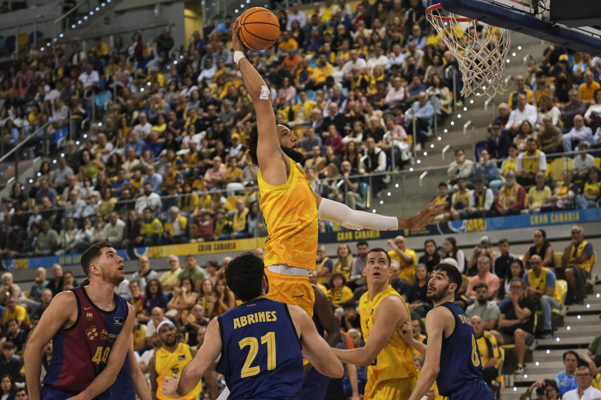 George Conditt IV (c), Alex Abrines (2i) y Darío Brizuela, jugadores del Dreamland Gran Canaria y del Barça, durante el partido perteneciente a la décimo sexta jornada de la Liga Endesa, que ambos equipos han jugado este domingo en el Gran Canaria Arena. EFE/Ángel Medina G.
