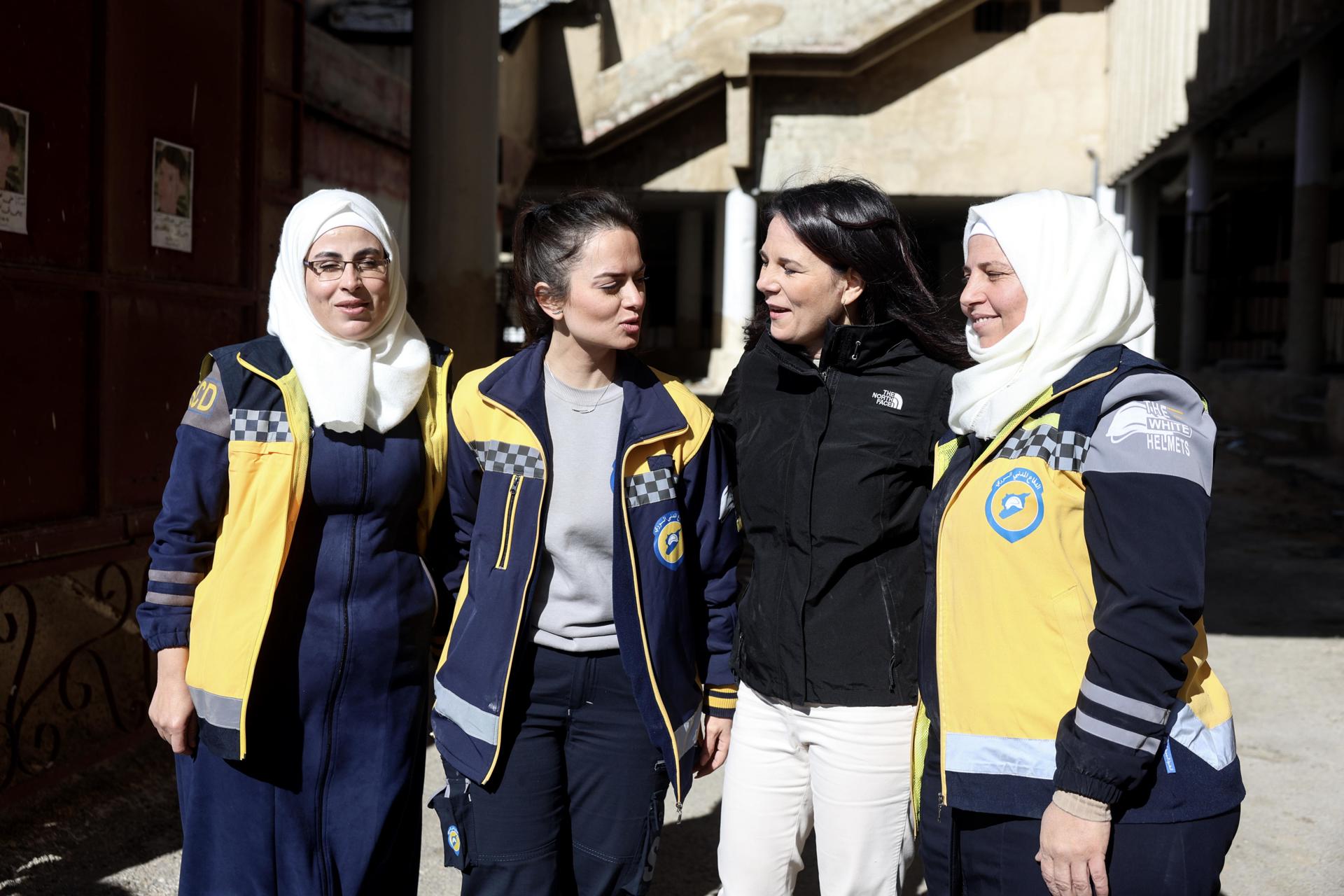 La ministra de Asuntos Exteriores alemana Annalena Baerbock (2-D) posa con miembros femeninas del grupo humanitario Cascos Blancos, durante una visita a la Prisión de Sednaya, al norte de Damasco, Siria, el 03 de enero de 2025. Los ministros de Asuntos Exteriores de Francia y Alemania han llegado a Damasco para reunirse con los nuevos líderes del país. Es la primera vez que altos funcionarios de la Unión Europea visitan Siria desde la destitución del ex presidente Bashar al-Assad el mes pasado. (Francia, Siria, Damasco) 
EFE/EPA/MOHAMMED AL RIFAI
