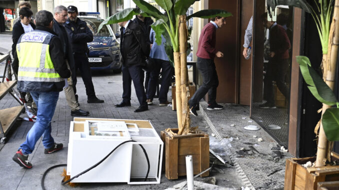 Imagen de archivo de la entrada al local del restaurante Burro Canaglia Bar & Resto ubicado en la madrileña Plaza de Manuel Becerra que sufrió un incendio en el que fallecieron tres personas y más de una decena resultaron heridas. EFE/Víctor Lerena
