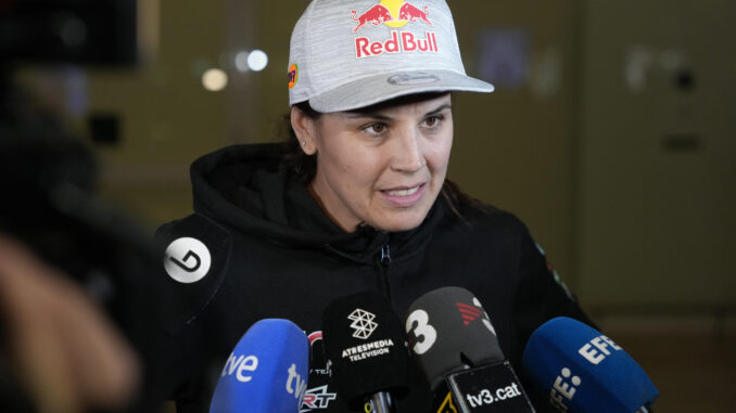 Laia Sanz, que se vio obligada a abandonar en su decimoquinta participación en el Rally Dakar al sufrir un vuelco a 70 kilómetros del final de la primera etapa, a su llegada este lunes al aeropuerto del Prat en Barcelona. EFE/Alejandro García
