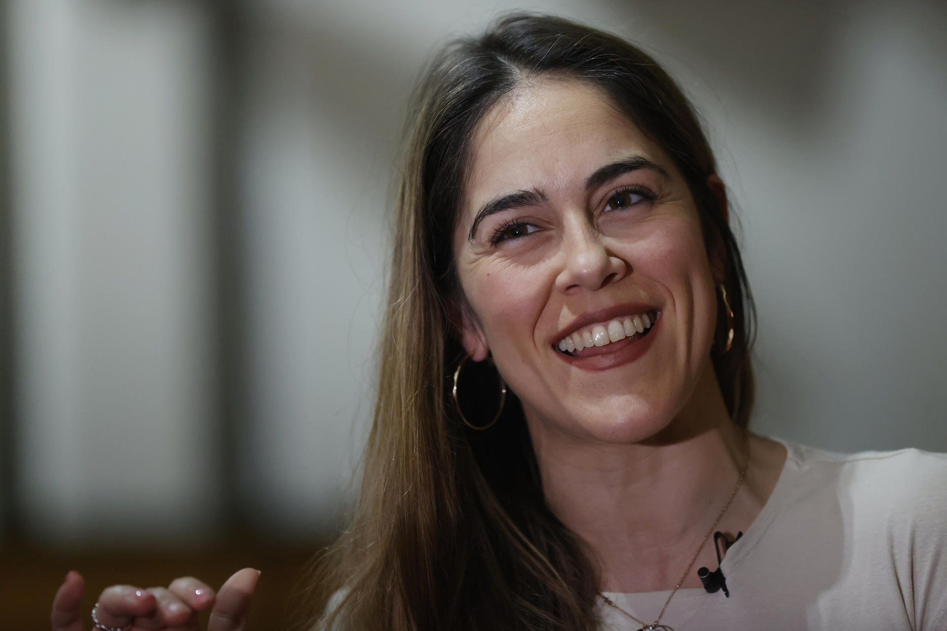 La bailaora y coreógrafa de la obra "Tierra Bendita", Patricia Guerrero, habla durante una entrevista con EFE, este lunes en Santiago (Chile). Convencida de que la "magia" del flamenco reside en su continua evolución, Patricia Guerrero sostiene que esta danza se ha despojado de todo prejuicio, premisa sobre la que ha desarrollado 'Tierra Bendita', una suite flamenca que el Ballet Flamenco de Andalucía presenta este martes en Chile, en el primer estreno internacional de su historia. EFE/ Elvis González
