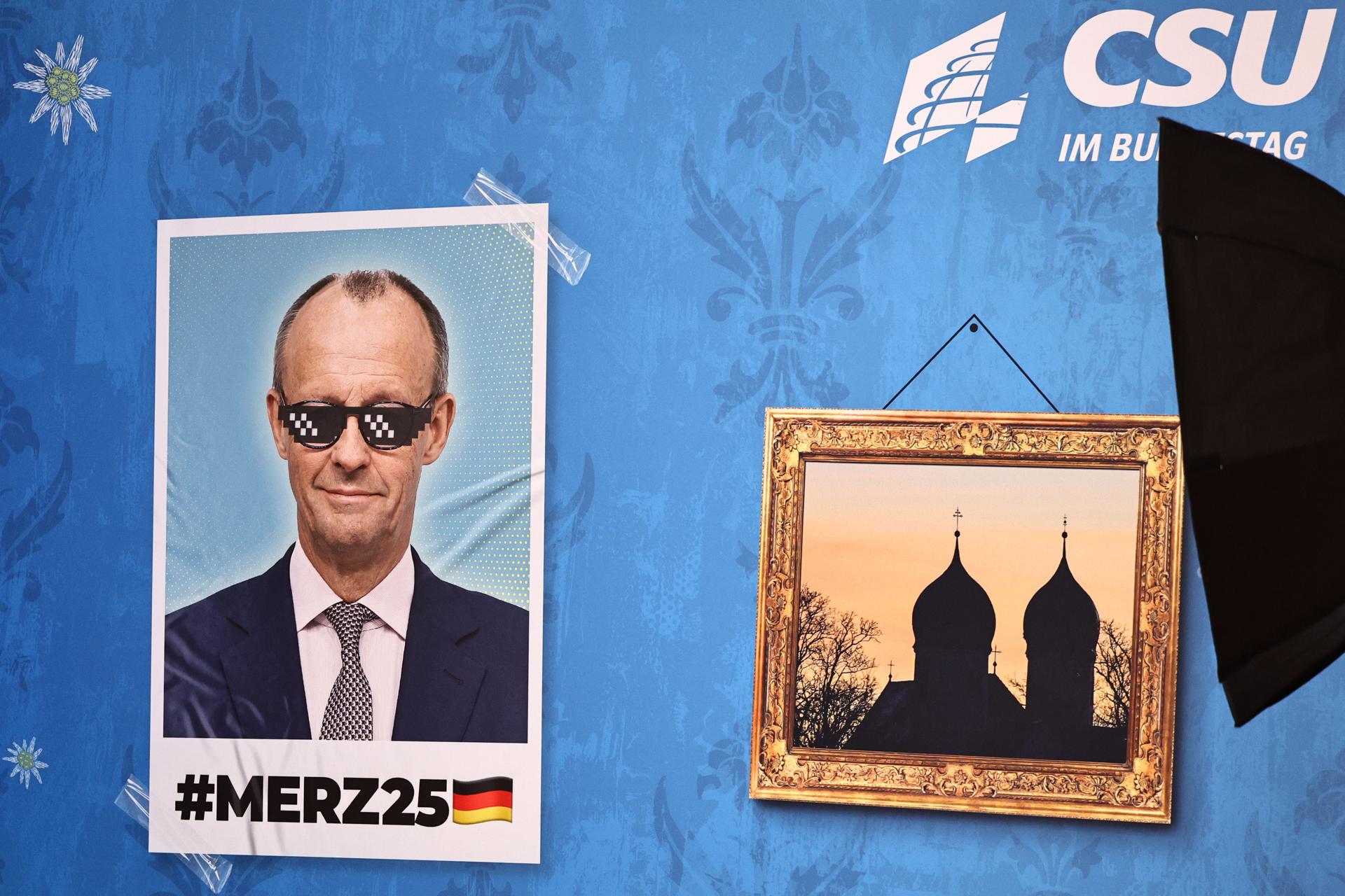 Una pared de fotos con una imagen del presidente de la Unión Demócrata Cristiana de Alemania (CDU) Friedrich Merz se observa en la reunión privada de la CSU en el monasterio de Seeon en Seeon-Seebruck, Alemania, 08 de enero de 2025. (Alemania) EFE/EPA/ANNA SZILAGYI
