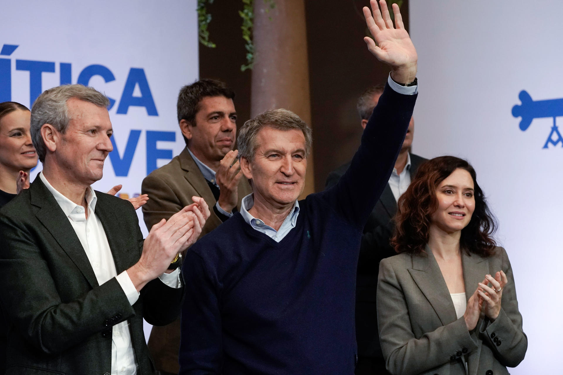 El líder del Partido Popular, Alberto Núñez Feijóo presenta sus propuestas en materia de vivienda junto a la presidenta de la Comunidad de Madrid, Isabel Díaz Ayuso (d) y el presidente de la Xunta, Alfonso Rueda (i) durante un acto celebrado este domingo en Oviedo. EFE/Paco Paredes
