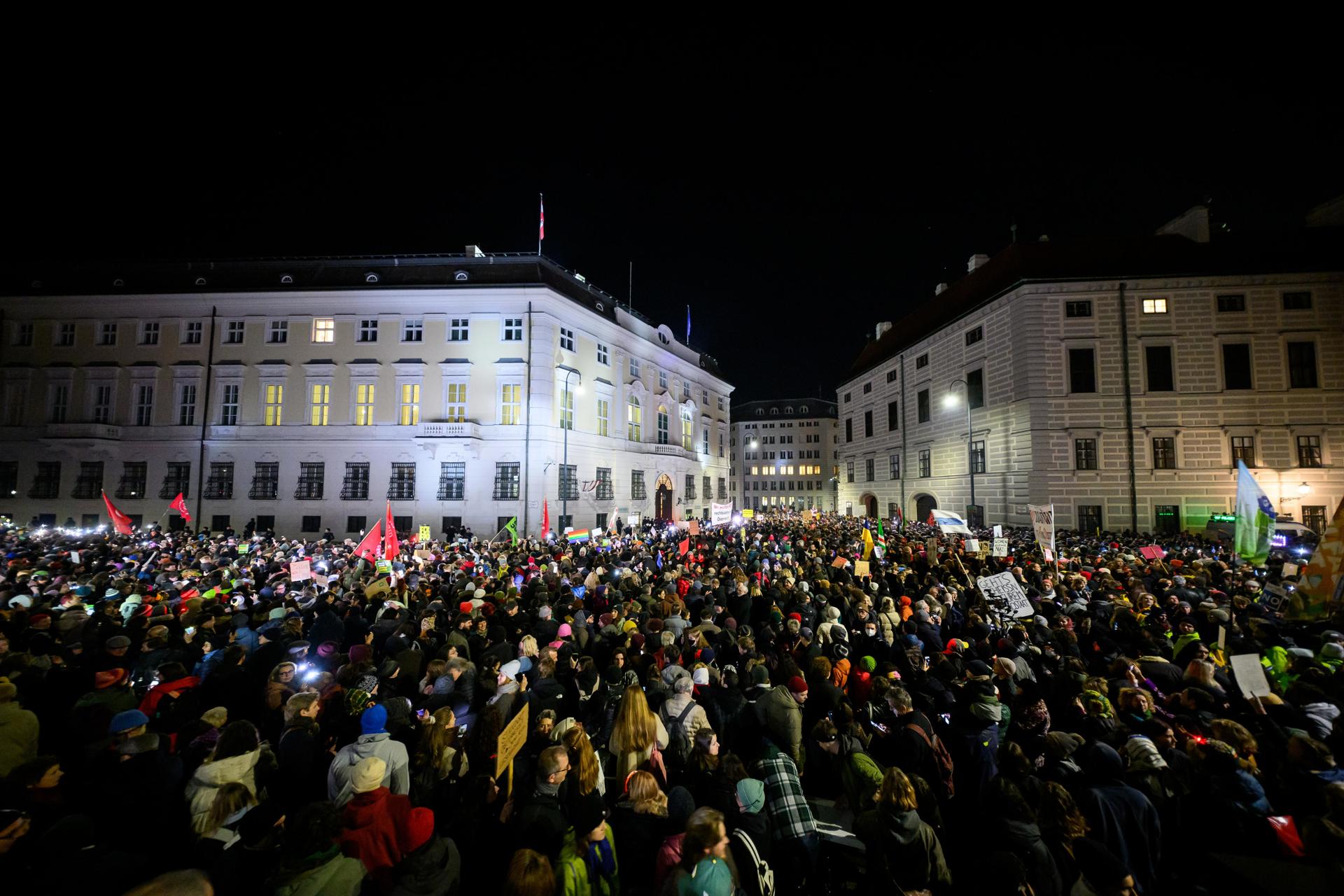 Las personas se reúnen frente a la cancillería federal durante una protesta contra las negociaciones de coalición entre el Partido Popular Austríaco (OeVP) y el Partido de la Libertad de Austria (FPOe) en Viena, Austria, 09 de enero de 2025. (Protests, Vienna) EFE/EPA/MAX SLOVENCIK
