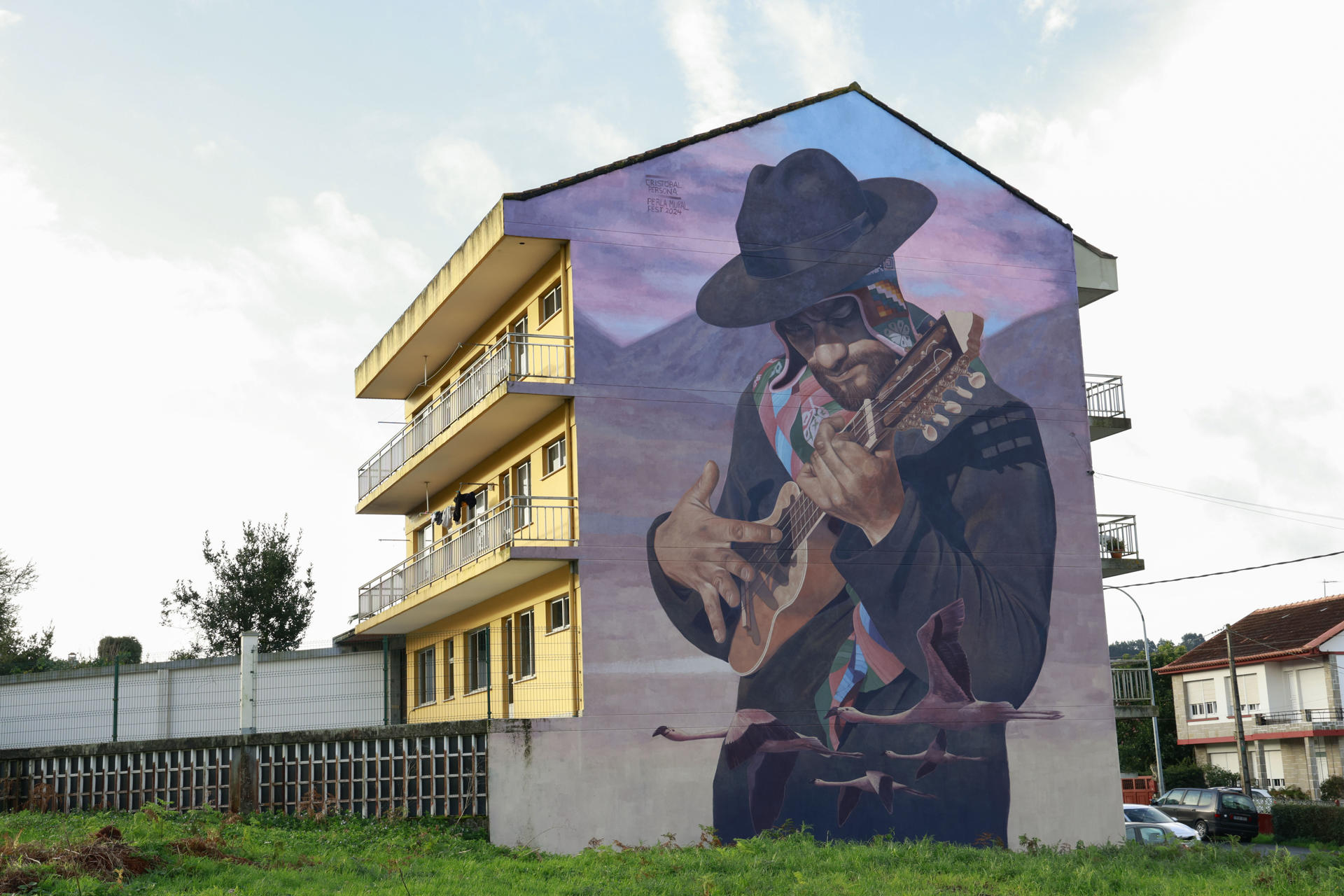 Vista del mural en la localidad de Fene (A Coruña), realizado por el chileno Cristóbal Espinosa (conocido como Cirstóbal Persona), titulado 'Charanguista Andino'. EFE/ Kiko Delgado
