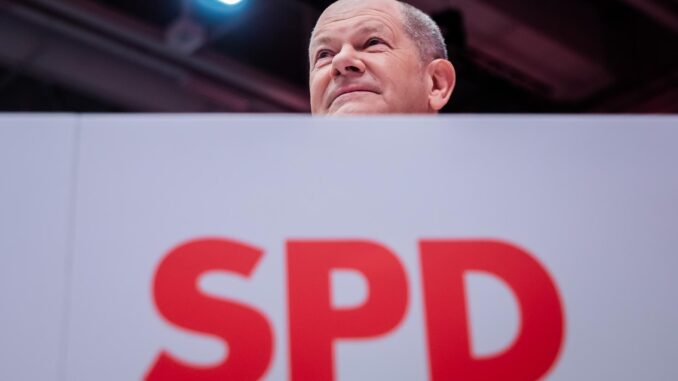 El canciller alemán, Olaf Scholz, en la convención del Partido Socialdemócrata (SPD) que le proclamó este sábado en Berlín candidato del partido para las elecciones anticipadas del próximo 23 de febrero. EFE/EPA/Christoph Soeder
