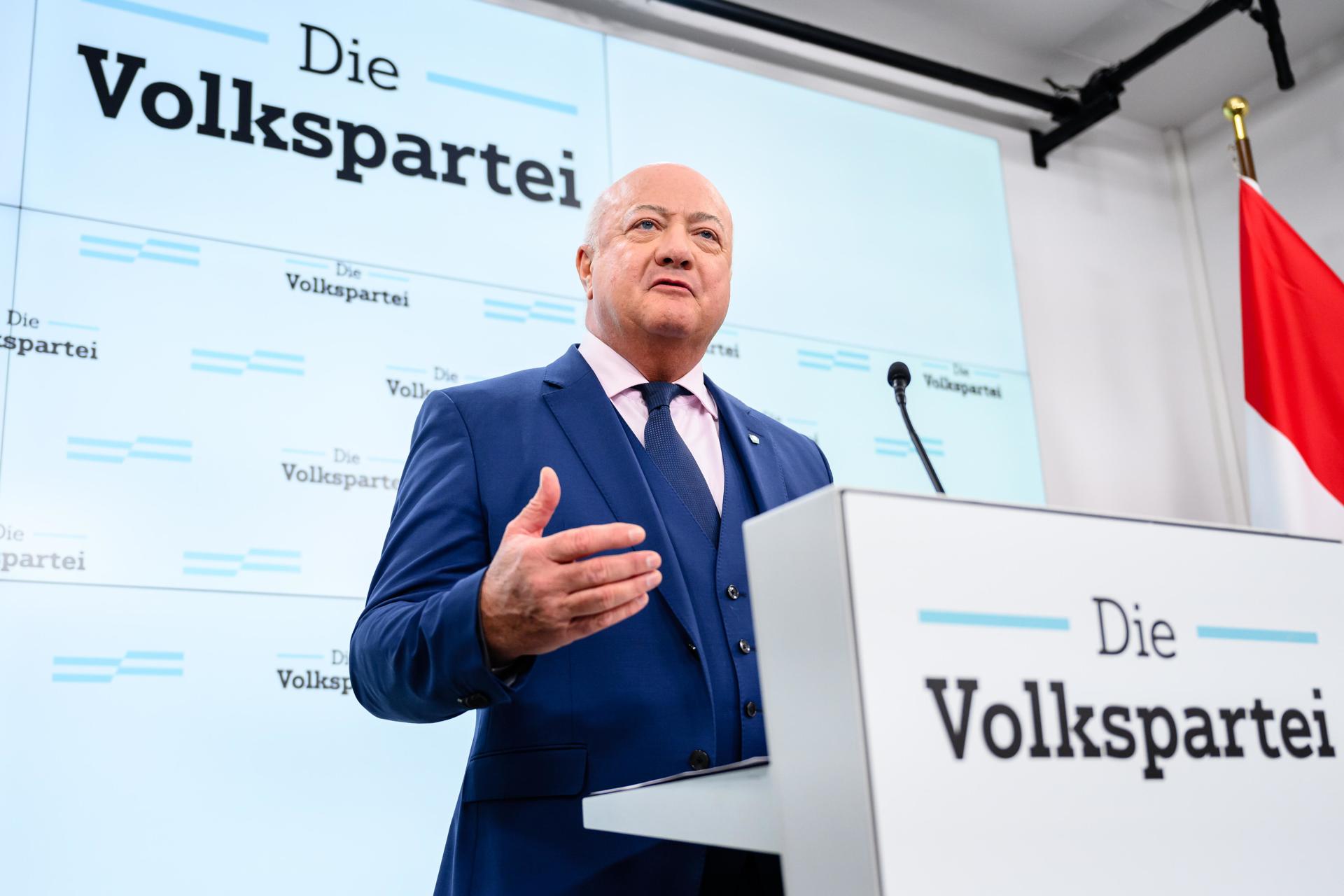 El presidente interino del OeVP, Christian Stocker, habla durante una conferencia de prensa en Viena, Austria, el 08 de enero de 2025. (Viena) EFE/EPA/MAX SLOVENCIK
