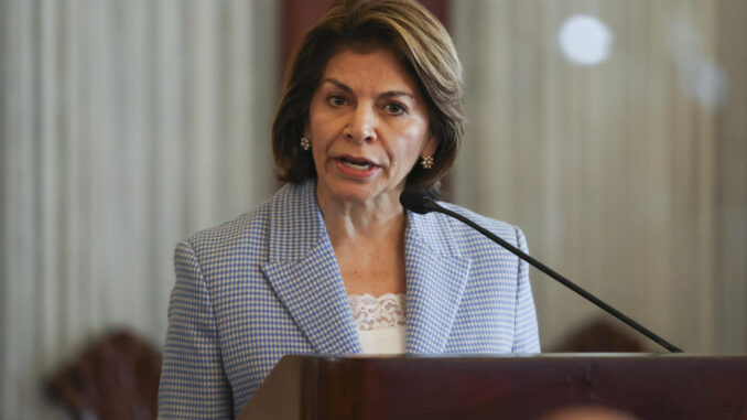 La expresidenta de Costa Rica, Laura Chinchilla, habla durante una reunión entre líder opositor venezolano Edmundo González Urrutia y el presidente de R. Dominicana, Luis Abidaner, este jueves, en Santo Domingo (R. Dominicana). EFE/ Orlando Barría
