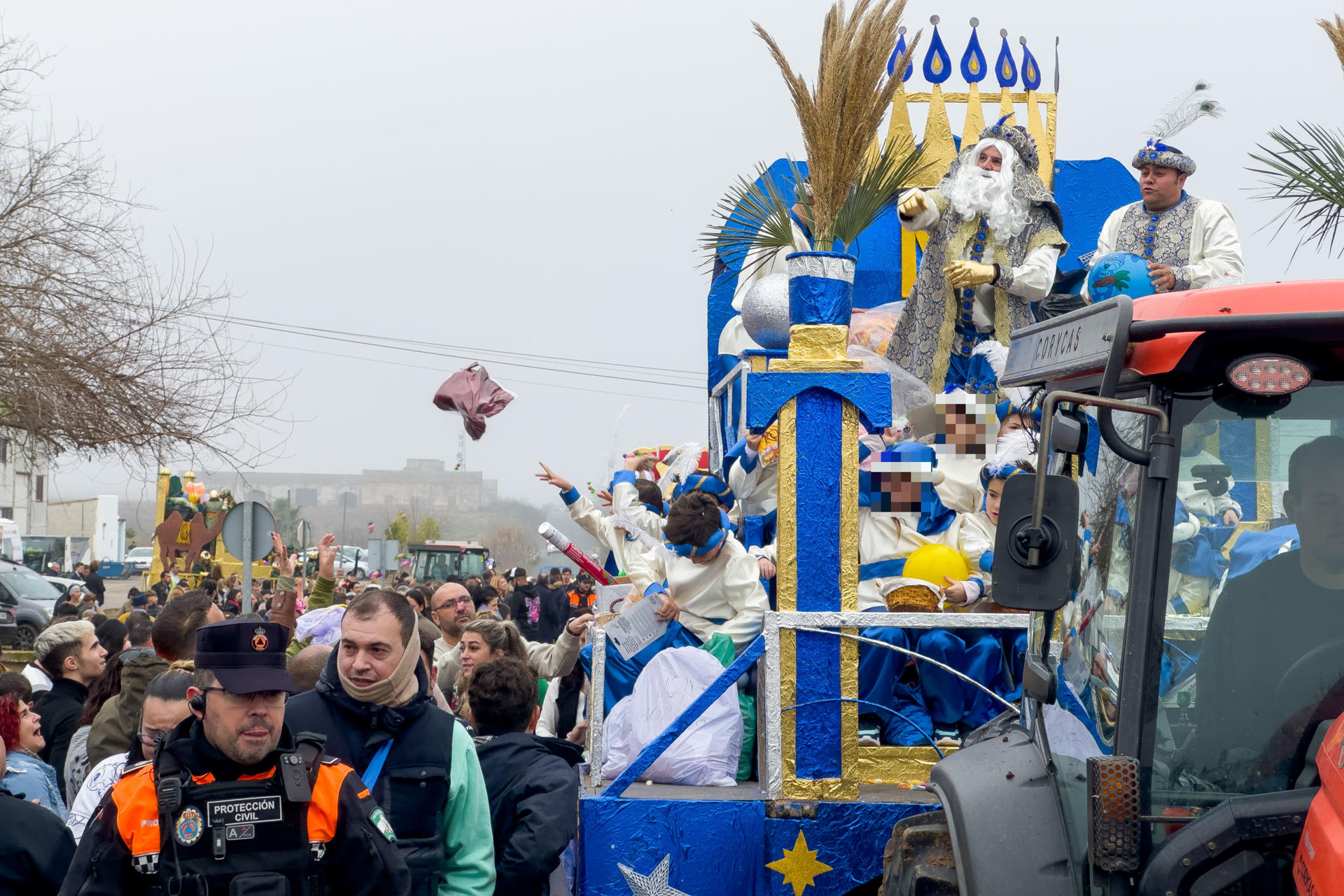 Han tardado una semana pero, finalmente, este domingo los Reyes Magos han podido repartir magia e ilusión por las calles de Guadajoz, una pedanía de Carmona (Sevilla) que el pasado 5 de enero tuvo que suspender su cabalgata por la muerte de un vecino. EFE/ David Arjona
