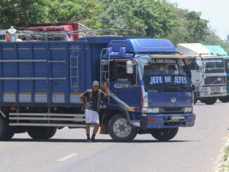 Fotografía de archivo de transportistas que bloquean una calle en Santa Cruz (Bolivia). EFE/Juan Carlos Torrejon