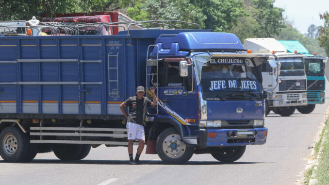 Fotografía de archivo de transportistas que bloquean una calle en Santa Cruz (Bolivia). EFE/Juan Carlos Torrejon
