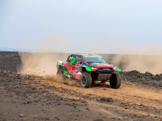 El coche del piloto saudí Yazeed Al-Rajhi y el alemán Timo Gottschalk en el Toyota Hilux Overdrive en la cuarta etapa del Rally Dakar camino de Alula, Arabia Saudita. EFE/EPA/Gerard Laurenssen