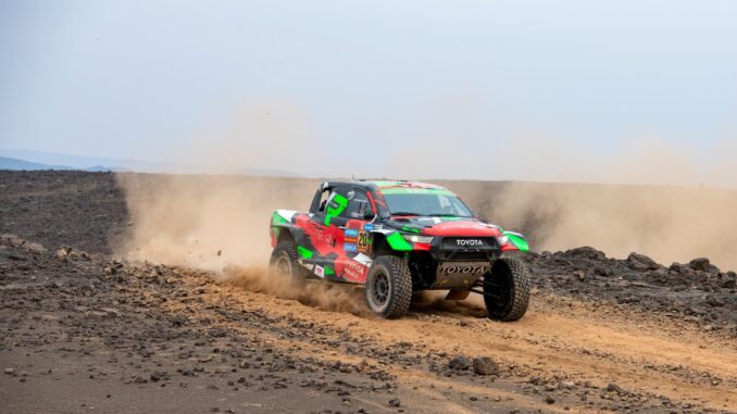 El coche del piloto saudí Yazeed Al-Rajhi y el alemán Timo Gottschalk en el Toyota Hilux Overdrive en la cuarta etapa del Rally Dakar camino de Alula, Arabia Saudita. EFE/EPA/Gerard Laurenssen
