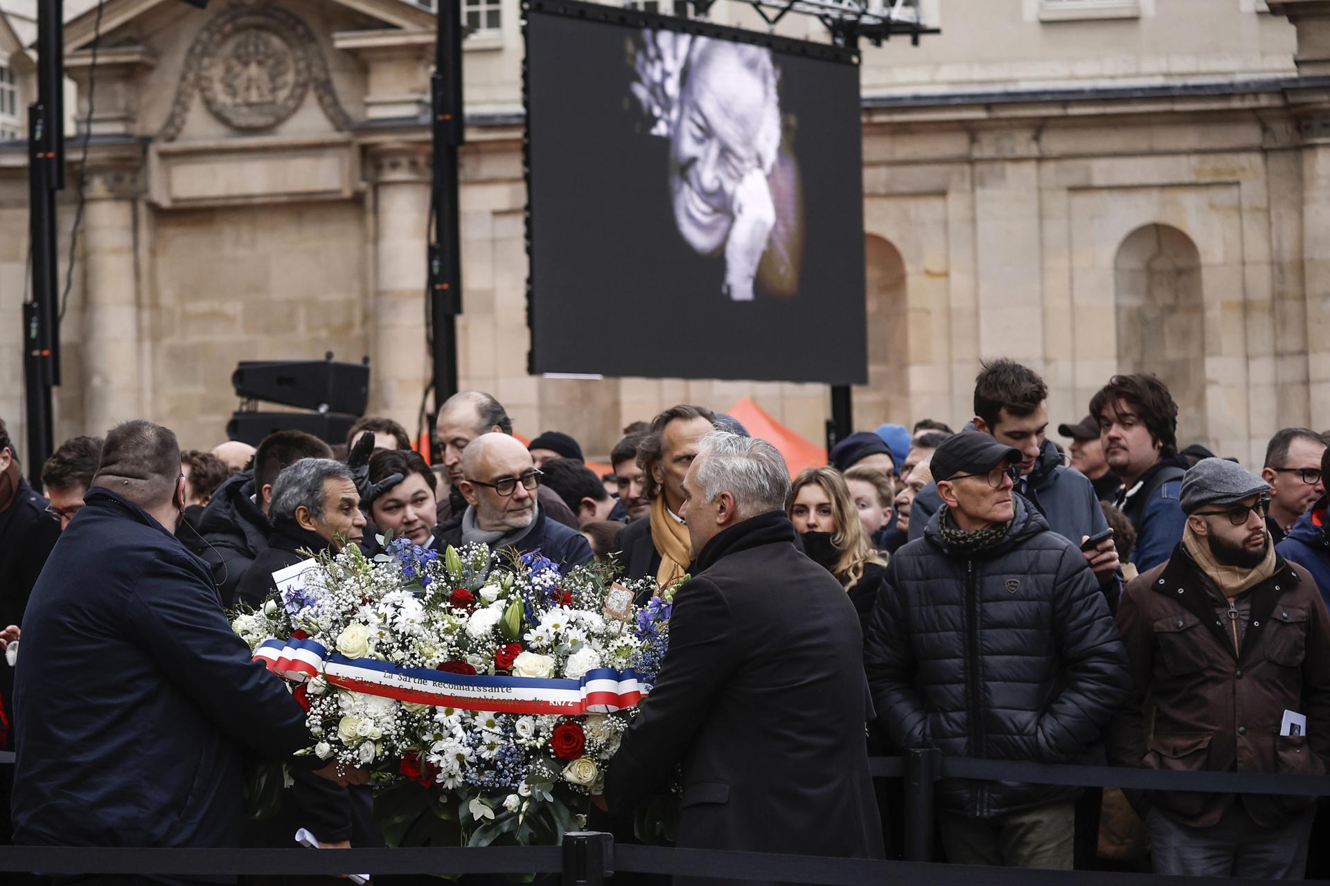 Personas asisten a una ceremonia de servicio conmemorativo por el fallecido ex-presidente del Frente Nacional, Jean-Marie, en la iglesia de Val-de-Grace en París, Francia, 16 de enero de 2025. El expresidente del Frente Nacional (FN) Jean-Marie Le Pen falleció el 07 de enero de 2025, a la edad de 96 años. (Francia) EFE/EPA/YOAN VALAT
