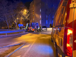 Un joven de 20 años ha resultado herido grave este martes por la noche de un disparo y por arma blanca en el madrileño barrio de Usera. SAMUR-PC ha atendido al varón con una herida por arma de fuego en hemitórax izquierdo y dos heridas por arma blanca, en mano y cabeza. EFE/Ayuntamiento de Madrid SÓLO USO EDITORIAL, PERMITIDO SU USO SÓLO EN RELACIÓN A LA INFORMACIÓN QUE APARECE EN EL PIE DE FOTO (CRÉDITO OBLIGATORIO)