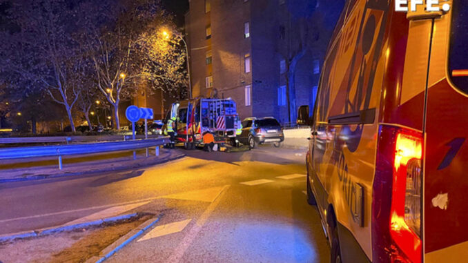 Un joven de 20 años ha resultado herido grave este martes por la noche de un disparo y por arma blanca en el madrileño barrio de Usera. EFE/Ayuntamiento de Madrid
