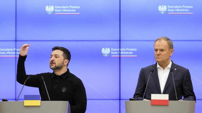 El presidente ucraniano Volodymyr Zelensky (izquierda) gesticula mientras habla durante una conferencia de prensa conjunta con el primer ministro polaco Donald Tusk (derecha) tras su reunión en la oficina del primer ministro en Varsovia, Polonia, el 15 de enero de 2025. Su reunión tiene lugar al comienzo de la presidencia polaca del Consejo de la UE, 'un momento importante para Ucrania y Polonia', dijo Tusk. (Zelenski, Polonia, Ucrania, Varsovia) EFE/EPA/PAWEL SUPERNAK POLONIA FUERA
