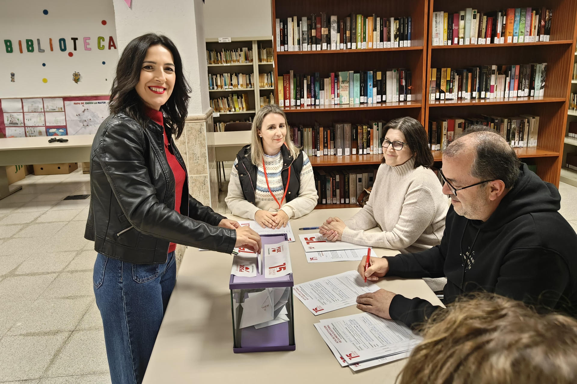 La candidata a la Secretaría General del PSOE de Extremadura, Esther Gutiérrez, emite su voto para las primarias del partido este sábado en la Cámara Agraria de Zarza la Mayor (Cáceres). Los primeros centros de votación en las primarias del PSOE de Extremadura han abierto sus puertas este sábado, jornada en la que 9.232 militantes están llamados a decidir el liderazgo de este partido, al que optan el actual secretario Miguel Ángel Gallardo y la exconsejera de Educación Esther Gutiérrez. EFE/ Candidatura Esther Gutiérrez/SÓLO USO EDITORIAL/SÓLO DISPONIBLE PARA ILUSTRAR LA NOTICIA QUE ACOMPAÑA (CRÉDITO OBLIGATORIO)
