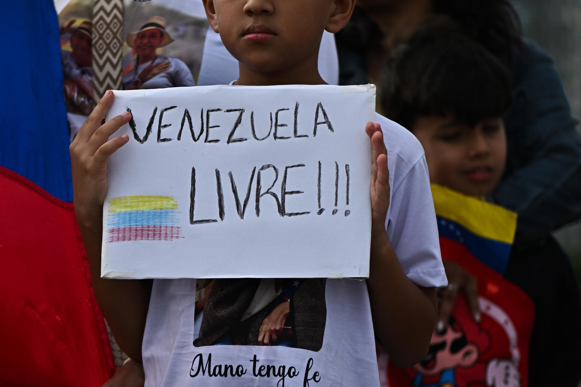 Venezolanos opositores participan de una manifestación en apoyo a la líder antichavista María Corina Machado y al líder opositor Edmundo González Urrutia este jueves, en la estación central de autobuses de Brasilia (Brasil). EFE/Andre Borges
