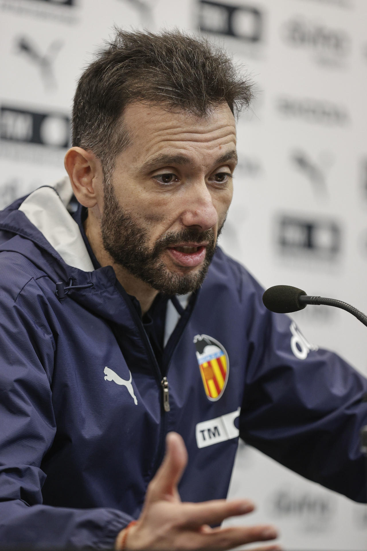 El nuevo entrenador del Valencia, Carlos Corberán, ofrece este jueves en la ciudad deportiva la rueda de prensa previa al partido de LaLiga que disputará este viernes ante el Real Madrid en Mestalla y que fue aplazado por la dana. EFE/Manuel Bruque
