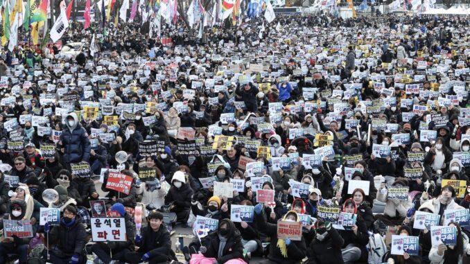 Manifestantes exigen la renuncia del presidente surcoreano, Yoon Suk-yeol, en Seúl, Corea del Sur, 4 de enero de 2025. EFE/EPA/YONHAP SOUTH KOREA OUT
