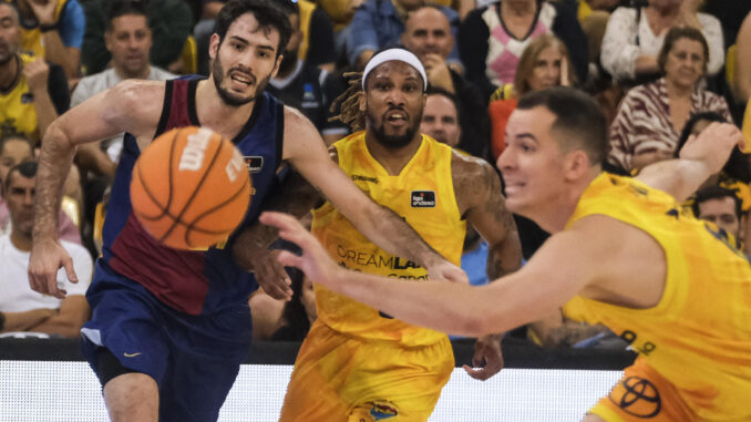 Andrew Albicy (c), Miquel Salvó (d) y Alex Abrined (i), jugadores del Dreamland Gran Canaria y del Barça, durante el partido perteneciente a la décimo sexta jornada de la Liga Endesa, que ambos equipos han jugado este domingo en el Gran Canaria Arena. EFE/Ángel Medina G.
