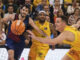 Andrew Albicy (c), Miquel Salvó (d) y Alex Abrined (i), jugadores del Dreamland Gran Canaria y del Barça, durante el partido perteneciente a la décimo sexta jornada de la Liga Endesa, que ambos equipos han jugado este domingo en el Gran Canaria Arena. EFE/Ángel Medina G.