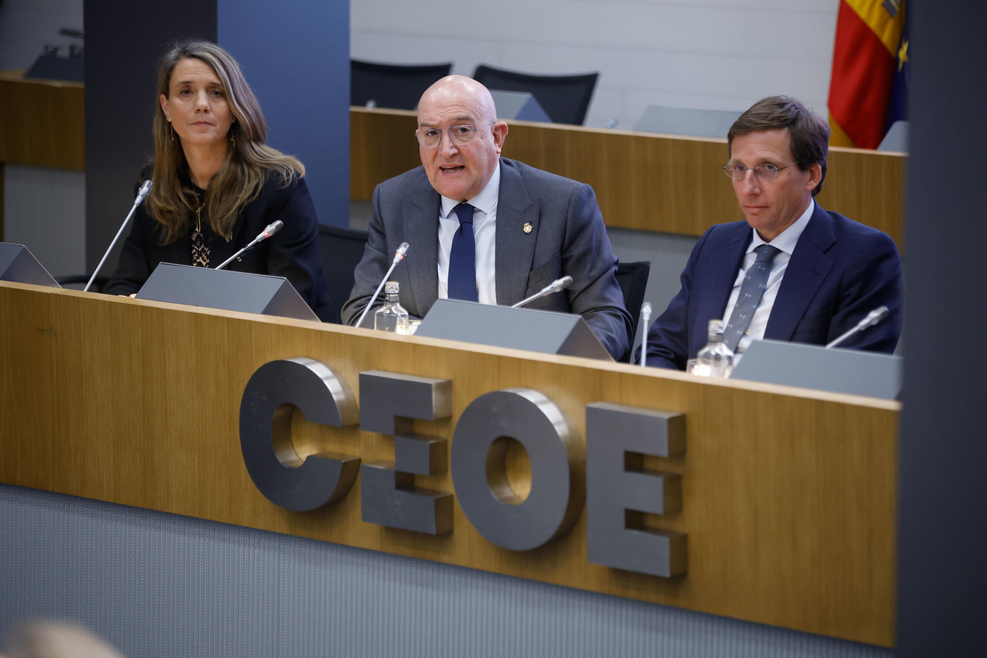 El alcalde de Madrid, Jose Luís Martínez Almeida (d), y el alcalde de Valladolid, Jesús Julio Carnero (c), durante la presentación de la oficina "Valladolid NOW" en la sede de la CEOE, en Madrid, este miércoles. EFE/David Fernández
