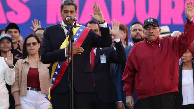 El líder chavista Nicolás Maduro (c) participa en un acto público en Caracas (Venezuela). EFE/ Ronald Peña R.
