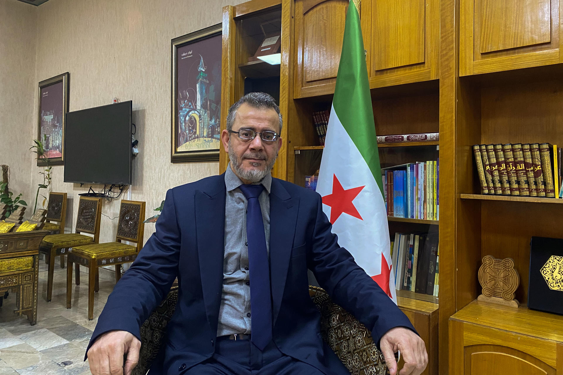 El ministro de Educación interino de Siria, Nazir Mohamad al Qadri, durante una entrevista con EFE en Damasco el 9 de enero de 2025. La nueva Siria sin Bachar Al Asad asegurará la enseñanza de las lenguas minoritarias sin discriminación, si bien el árabe será el idioma primario de enseñanza en los colegios públicos, donde la principal reforma ahora será eliminar la propaganda de Al Asad, afirma en una entrevista con EFE el ministro de Educación interino, Nazir Mohamad al Qadri. EFE/Ana María Guzelian
