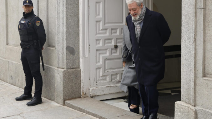 El director de gabinete de la presidenta de la Comunidad de Madrid, Miguel Ángel Rodríguez (d) a su salida este miércoles al Tribunal Supremo. EFE/ Sergio Pérez
