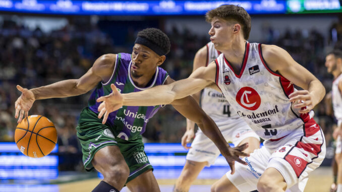 El escolta estadounidense del Unicaja, Kameron Taylor (i) junto al escolta uruguayo del Casademont Zaragoza, Joaquín Rodríguez (d), durante el partido de la decimoquinta jornada de la liga Endesa disputado este sábado en el Palacio de Deportes José María Martín Carpena.- EFE/ Carlos Díaz
