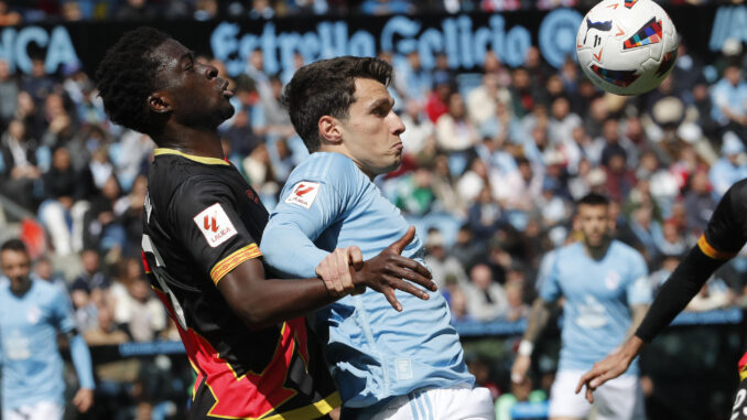 El jugador griego del Celta de Vigo Anastasios Douvikas (d) disputa un balón ante el jugador del Rayo Vallecano Abdul Mumin en el estadio Balaidos de Vigo en foto de archivo de Salvador Sas. EFE
