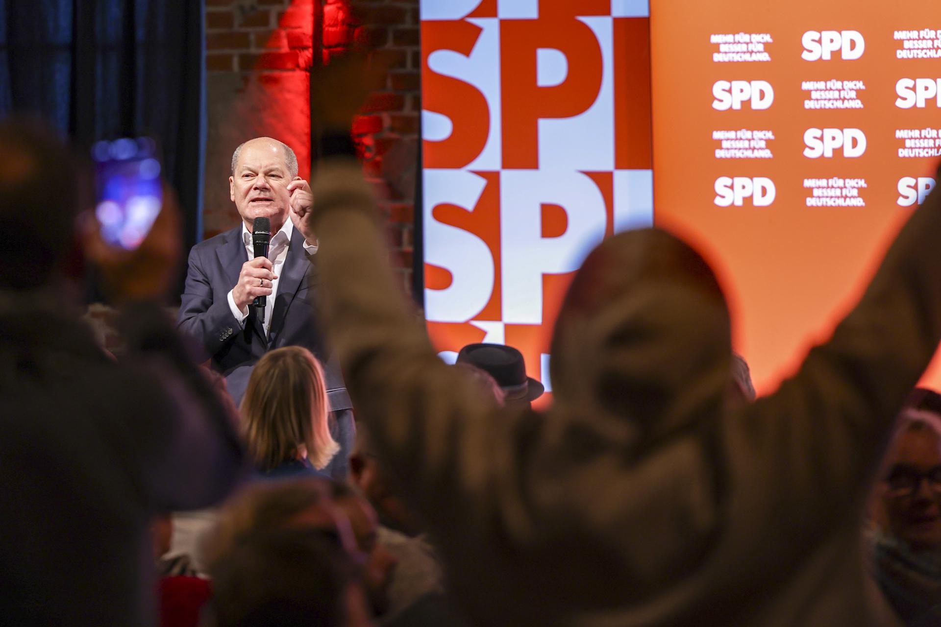 El canciller alemán Olaf Scholz, del Partido Socialdemócrata (SPD), es interrumpido por personas que protestan en solidaridad con el pueblo palestino durante un evento de campaña electoral del SPD para las elecciones federales de 2025 en Bielefeld, Alemania, el 13 de enero de 2025. (Elections, Protests, Germany) EFE/EPA/CHRISTOPHER NEUNDORF
