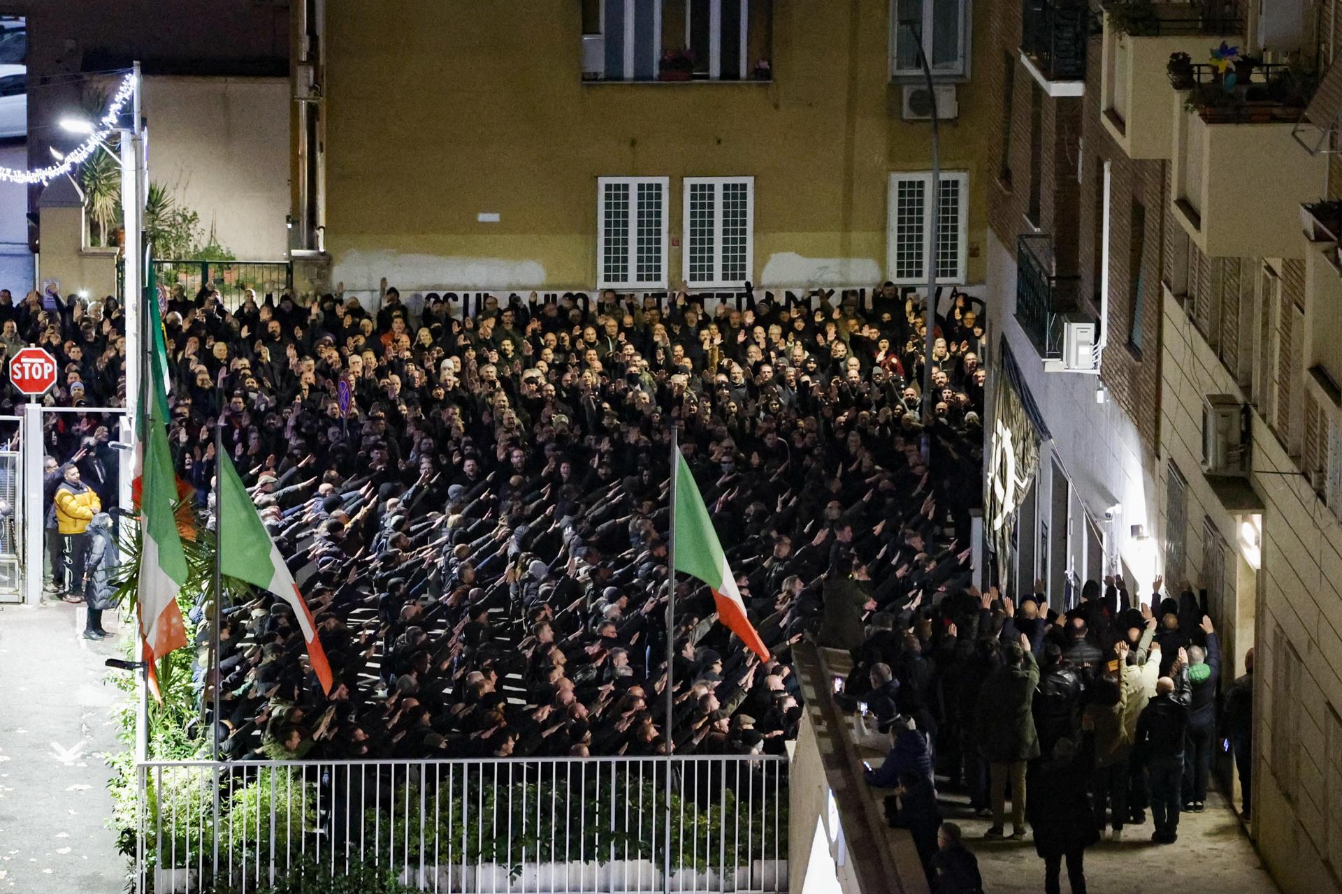 Activistas de extrema derecha utilizan el saludo fascista 'saludo romano' al final de un mitin conmemorativo en el 47º aniversario de la masacre de la sede del MSI (Movimento Sociale Italiano) 'Acca Larentia', en Roma, Italia, 07 de enero de 2025. El 07 de enero de 1978, Franco Bigonzetti y Francesco Ciavatta, dos activistas del Frente de Juventud del MSI, fueron asesinados en la sección del MSI de Acca Larentia en Roma, mientras que un tercero, Stefano Recchioni, fue asesinado poco después durante enfrentamientos con la policía. (Francia, Italia, Roma) EFE/EPA/FABIO FRUSTACI
