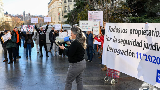 Medio centenar de personas, en su mayoría propietarios de viviendas ocupadas por familias vulnerables, se han manifestado este sábado en Madrid. EFE/Víctor Lerena
