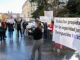 Medio centenar de personas, en su mayoría propietarios de viviendas ocupadas por familias vulnerables, se han manifestado este sábado en Madrid. EFE/Víctor Lerena