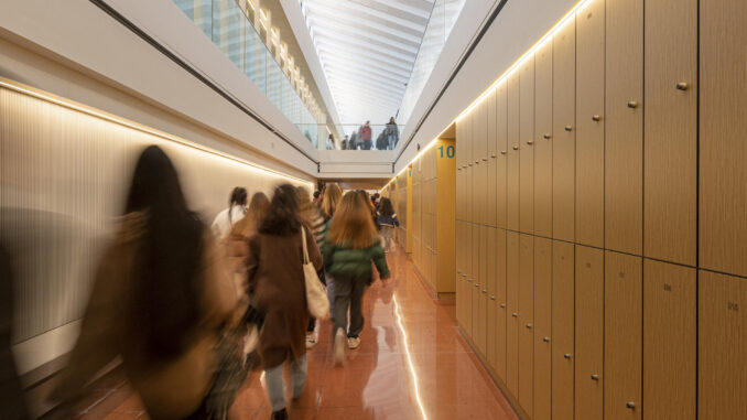 Alumnos en los pasillos del Instituto de Educación Secundaria (IES) Práxedes Mateo Sagasta de Logroño.- EFE/Raquel Manzanares
