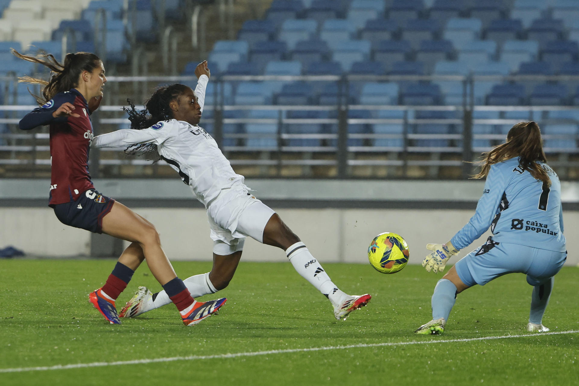 La delantera francesa del Real Madrid Naomie Feller (i) remata a puerta entre Teresa Mérida (i) y Andrea Tarazona, ambas del Levante, durante el encuentro correspondiente a la jornada 8 de la Liga F que disputaron Real Madrid y Levante en el estadio Alfredo Di Stéfano, en Madrid. EFE / Sergio Pérez.
