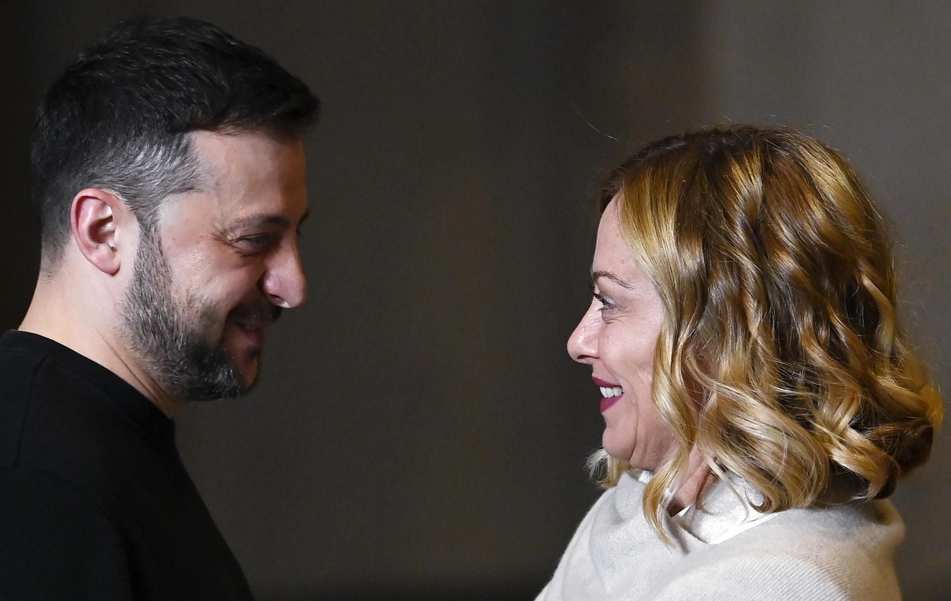 La primera ministra italiana Giorgia Meloni (D) da la bienvenida al presidente ucraniano Volodymyr Zelensky (I) antes de sus conversaciones en el Palazzo Chigi, Roma, Italia, 09 de enero de 2025.  (Zelenski, Italia, Ucrania, Roma) EFE/EPA/RICCARDO ANTIMIANI
