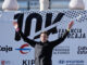 El atleta sueco Andreas Almgren celebra en el podio después de proclamarse vencedor la 17ª edición de la 10K Valencia Ibercaja by Kipruny; con un registro de 26:52 con el que ha pulverizado la plusmarca europea de la distancia del suizo Dominic Lobalu de 27:09 y que logró el pasado año. EFE/ Kai Försterling