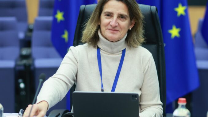 Teresa Ribera, Vicepresidenta Ejecutiva de la Comisión Europea para la Competencia, ocupa el asiento de la Presidenta Ursula von der Leyen durante la reunión semanal del Colegio de la Comisión Europea en Bruselas, Bélgica, 15 de enero de 2025. La presidenta von der Leyen, de 66 años, fue hospitalizada por neumonía severa del 2 al 10 de enero de 2025. La Comisión Europea enfrentó críticas por no divulgar su hospitalización, habiendo informado inicialmente al público solo sobre su neumonía severa y las citas canceladas. (Bélgica, Bruselas) EFE/EPA/OLIVIER HOSLET
