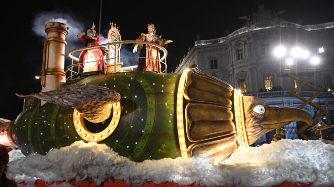 MADRID, 05/01/2025.- Tradicional cabalgata de los Reyes Magos, que desfila este domingo por el centro de la ciudad de Madrid, en una jornada con previsión de luvias que no impide que los más pequeños tengan la oportunidad de ver a Melchor, Gaspar y Baltasar antes de visitar cada casa para el reparto de regalos.- EFE/Víctor Lerena
