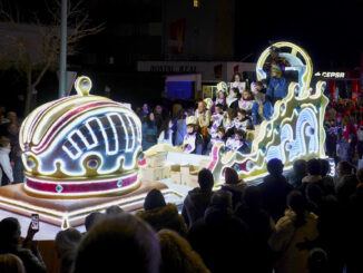 Un momento de la cabalgata de Reyes Magos en la localidad cacereña de Plasencia que se ha sumado al listado de municipios extremeños que se han adelantado a hoy sábado debido a la previsión de lluvia para toda la jornada del domingo día 5. EFE/EDUARDO PALOMO.