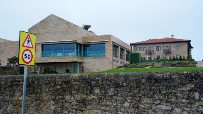 Vista del lugar de la reunión de los presidentes autonómicos del Partido Popular, junto con el líder del partido Alberto Núñez Feijóo, para debatir de forma monográfica sobre vivienda este sábado en Colunga (Asturias) . EFE/Paco Paredes
