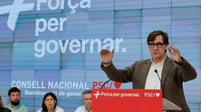 El primer secretario del PSC y presidente de la Generalitat, Salvador Illa, presenta su informe político al inicio del Consell Nacional de los socialistas catalanes celebrado este sábado en la sede del partido. EFE/ Toni Albir
