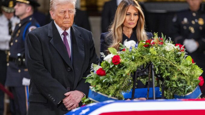 El presidente electo de Estados Unidos, Donald J. Trump, y Melania Trump se detienen ante el ataúd envuelto en la bandera del expresidente estadounidense Jimmy Carter mientras yace en la Rotonda del Capitolio de Estados Unidos en Washington, DC, EE. UU., el 8 de enero de 2025. EFE/EPA/Shawn Thew
